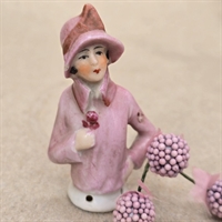 porcelaens-halvdame-lyseroed-hat-jakke--naalepude-dame-roed-blomst-i-haanden-gammel-figur
